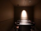 【地下1階】都会の喧騒を忘れるシックな空間に佇む、大人のモダンレストラン