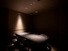 【地下1階】都会の喧騒を忘れるシックな空間に佇む、大人のモダンレストラン