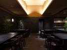 【地下1階】都会の喧騒を忘れるシックな空間に佇む、大人のモダンレストラン