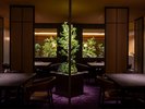 【地下1階】都会の喧騒を忘れるシックな空間に佇む、大人のモダンレストラン