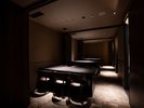 【地下1階】都会の喧騒を忘れるシックな空間に佇む、大人のモダンレストラン