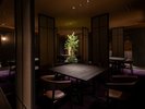 【地下1階】都会の喧騒を忘れるシックな空間に佇む、大人のモダンレストラン