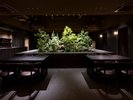 【地下1階】都会の喧騒を忘れるシックな空間に佇む、大人のモダンレストラン