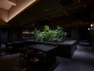 【地下1階】都会の喧騒を忘れるシックな空間に佇む、大人のモダンレストラン