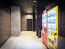 玄関前には自動販売機