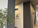 1階フロント前に化粧室がございます
