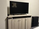 テレビ台には冷蔵庫や鏡等を設置しております