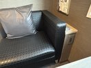 客室ソファ横にコンセントを設置しております
