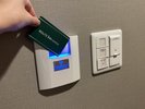 入室後に壁のスイッチにカードを刺してください