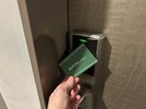 カードキーをかざすと緑のランプが点灯します