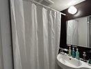お風呂・シャワーはシャワーカーテンを閉めてご利用ください