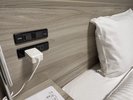 枕元にコンセントがございます