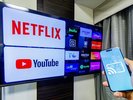 動画配信サービスを2タッチでスマホからテレビの大画面に映すことができる「キャスト機能」を完備
