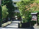 【新滝】温泉街の渓流沿いに佇む自家源泉が自慢の旅館