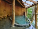 【わたり湯・男性露天風呂】四季を感じる渓流沿いの露天風呂