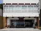 目の前はすぐに海。近隣には美保神社や青石畳通りに美保関灯台も。