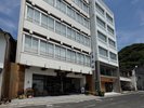 目の前はすぐに海。近隣には美保神社や青石畳通りに美保関灯台も。