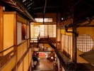 【本館】中庭だった空間を昭和初期にガラス天井を配しアトリウムに改築。非日常の不思議な空間に。