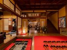 【本館】築百余年を経た本館。ロマンを感じさせる雰囲気をぜひ。