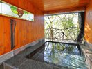 【T room】当館の客室の中で一番広い露天風呂がついたお部屋です。緑に囲まれた角部屋をご堪能下さい。