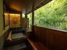 【Sroom】お部屋の露天風呂からは竹林の景色をお楽しみいただけます。