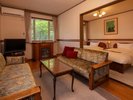 【Troom】緑に囲まれた角部屋のツインルーム。バルコニーと当館のお部屋で一番広い露天風呂が付いています