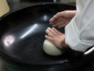 【十割蕎麦】均等な水分量を保ちながら、折りこねる作業を何度かくり返す