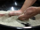 【十割蕎麦】蕎麦粉の状態にしたものに加水する。