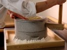 【十割蕎麦】蕎麦の実を石臼で挽く
