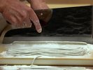 【十割蕎麦】伸ばした蕎麦生地を折りたたみきっていく