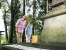 ホテル敷地内「元高根社」に朝のお参りに行かれる方もおられます。