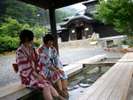 【周辺】気軽にお湯を楽しめる人気の足湯