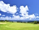 【シギラベイカントリークラブ(リゾート内)】全ホールから海を望む開放的なリゾートゴルフ。