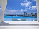 【シギラビーチサイドプール】青い水平線に溶け込むような景観が特徴のメインプール(※3月〜10月限定)
