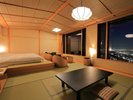 和洋室「こでまり」は、開放感がありグループ旅行に最適。窓2面分から眺める絶景をお愉しみください。
