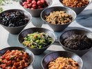 小豆島産の海苔佃煮や広島菜のピクルスなど12種類のご飯のお供と季節で変わる和惣菜を堪能ください