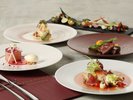 県産野菜や旨み豊かな牛フィレ肉のロティをご用意。総社白桃にハイビスカスのアクセントを加えたデザートも