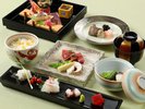 瀬戸内の鯛、下津井の蛸の造里、ママカリ寿司など郷土色あふれる会席は、一皿ごとに季節の風味が広がります