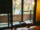 【母屋客室/和室10畳】小下がりのあるお部屋では、畳に腰掛けながら景色を眺めることができます。