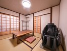 【あやめ】母屋1階_和室6畳+洋室4畳半 心と体を解きほぐす、和室のマッサージオアシス