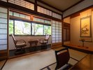 【かえで】母屋客室2階_和室8畳 窓の向こうに広がる緑