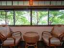 【かえで】母屋客室2階_和室8畳 四季の緑を眺めながら、至福の時間を過ごす空間