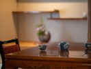 【さくら】母屋客室2階_洋室8畳+和室8畳 伝統が息づく和室で、お茶と共にくつろぐ時間