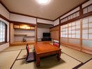 【さくら】母屋客室2階_洋室8畳+和室8畳 光を纏う障子、心地よい畳の感触に包まれて