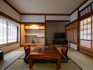 【さくら】母屋客室2階_洋室8畳+和室8畳 光を纏う障子、心地よい畳の感触に包まれて