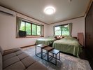 【さくら】母屋客室2階_洋室8畳+和室8畳 木漏れ日と緑の調べ、心安らぐベッドルーム