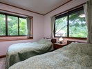 【さくら】母屋客室2階_洋室8畳+和室8畳 木々の緑が彩る、心落ち着くベッドルーム