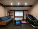 【すみれ】母屋1階_洋室12畳 マッサージチェアが誘う極上の癒し