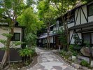 【外観】四季の緑に囲まれた石畳が導く特別なひととき