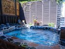 【さくら】母屋客室2階_洋室8畳+和室8畳 優しい湯あたりと湯上りの肌はつるんとすると人気です。